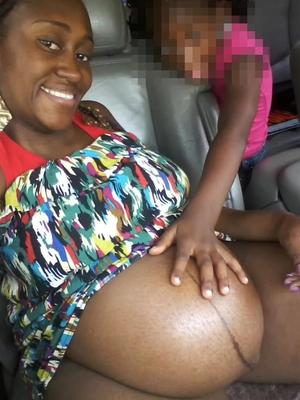 Belle maman ébène enceinte