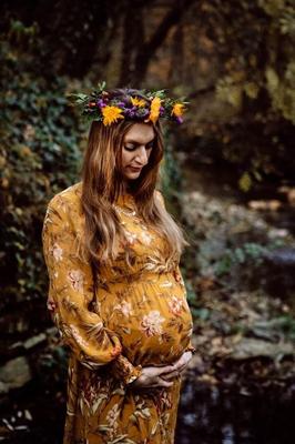 Maman enceinte dans la nature