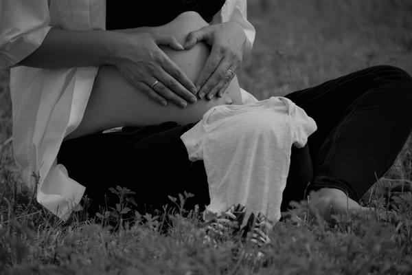 Pregnancy photo shoot in nature