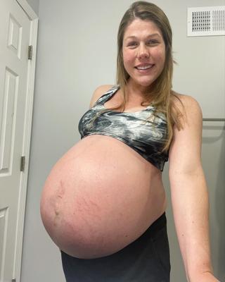 Hot amateur pregnant mom Candy with huge belly