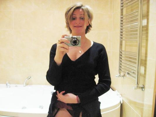 Schwangere MILF im Badezimmer