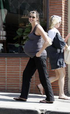 Bridget Moynahan, enceinte, en déplacement