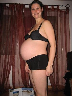 Femme enceinte avec de superbes tétons et seins