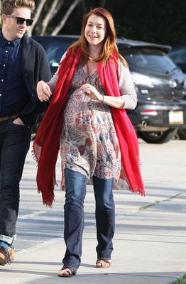 Alyson Hannigan – Indo para o salão em Los Angeles