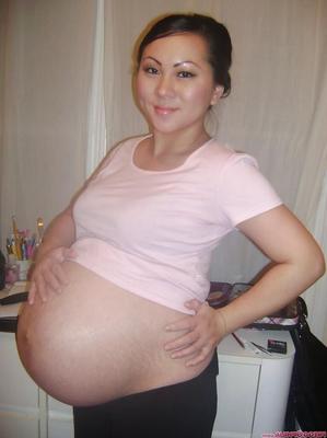 Asiatique non nue enceinte