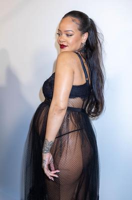 RIHANNA – CORPO GRÁVIDO SEXY EM ROUPA ÍNTIMA NA DIOR WOMENSWE