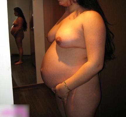 [Pregnant] French woman shows off at home