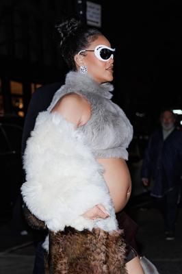 Rihanna – zeigt ihren Bauch in einem Pelzmantel