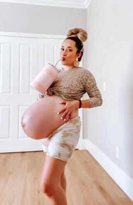 Eliana, maman enceinte, avec un énorme ventre de grossesse.