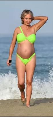 Jorgie Porter. Schwanger im Bikini