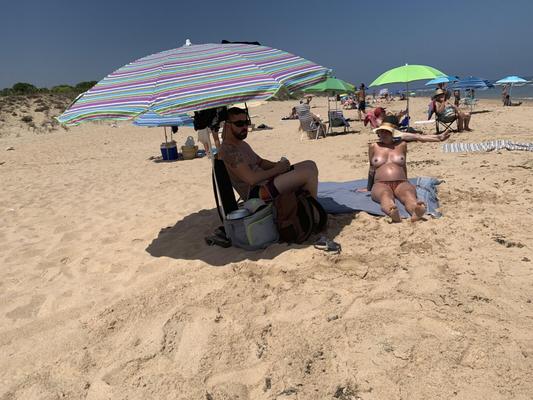 Zwei schwangere Frauen am Strand