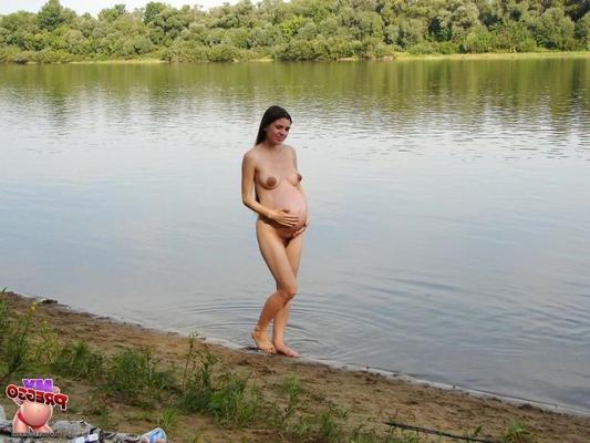 Amateur preggo nudist