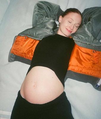 preggo hoe Sophie Turner with 2nd bun in the oven