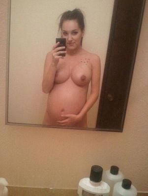 Pregnant brunette nude selfie