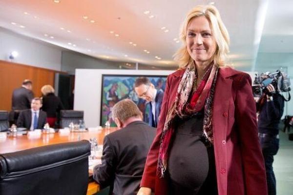 La política alemana embarazada Manuela Schwesig