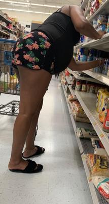 Mujeres [embarazadas] en el supermercado