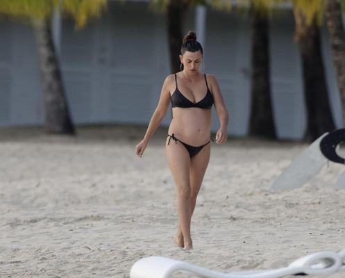 PENELOPE CRUZ bikini enceinte