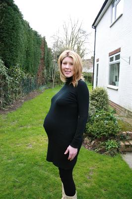 Femme blonde jolie enceinte