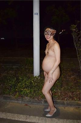 Chinese pregnant in public