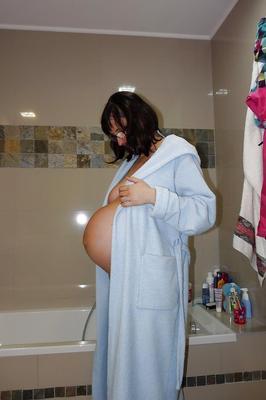 Femme enceinte dans la salle de bain