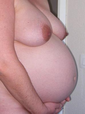 Seins et ventre de femme enceinte anonyme