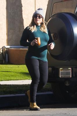 Hilary Duff affiche Baby Bump dans un parc à Sherman Oaks - 01