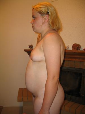 Femme jolie enceinte et son corps nu