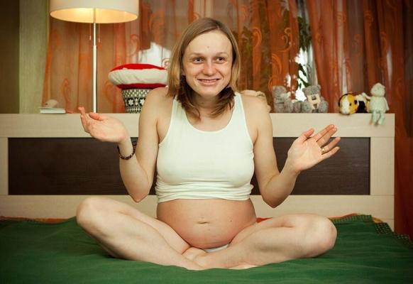 Ventre artistique de maman enceinte