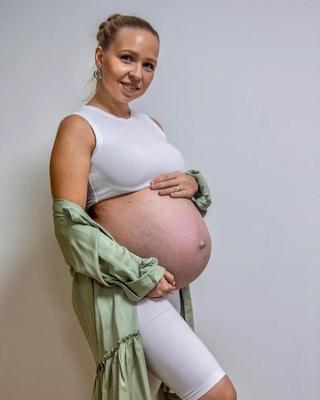 la jolie jeune maman Elinka enceinte