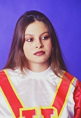 Uma torcedora grávida tirando o uniforme e posando