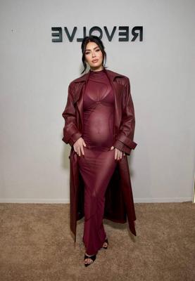 MEGAN FOX enceinte faisant du shopping dans la boutique de vacances de Revolve