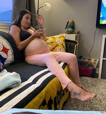 Pregnant candid shows her feet